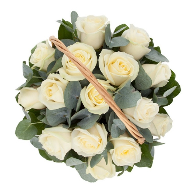 Корзина с белыми розами и зеленью